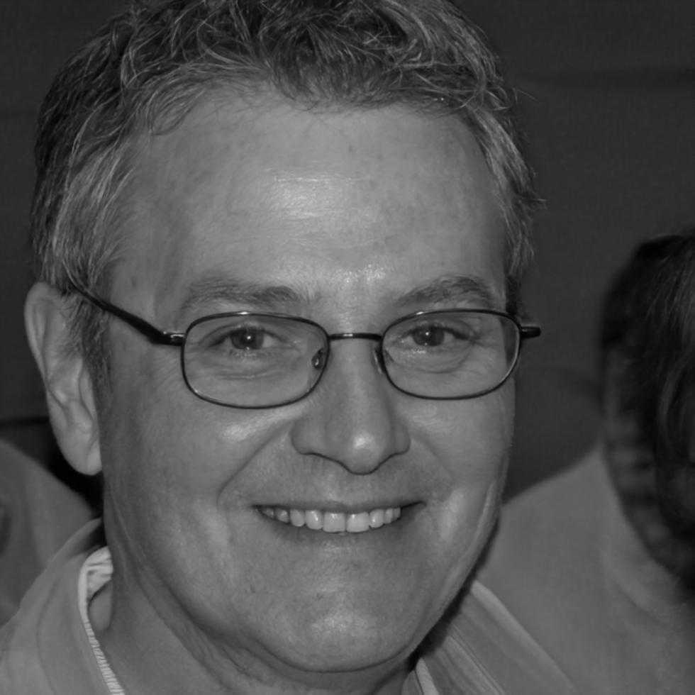 Retrato profesional de Aurelio Mendizábal, Director Financiero
